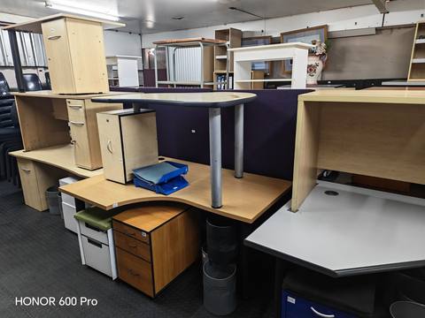 Second-hand showroom desks floor - Gert Kantoor Meubels Rustenburg