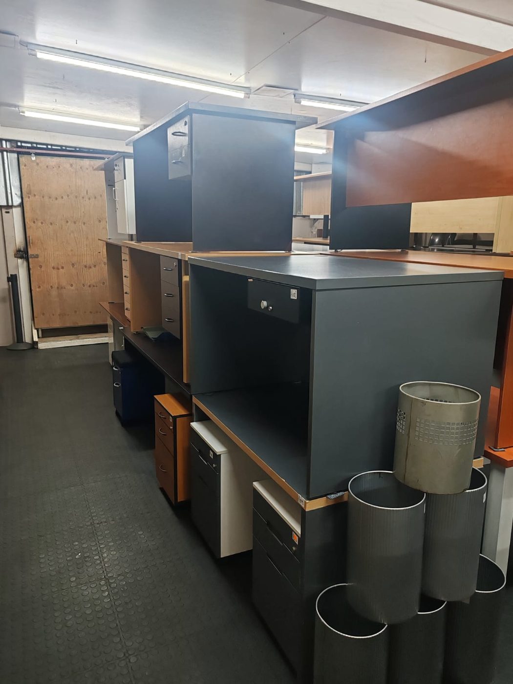 Second-hand anthracite desks with drawer units