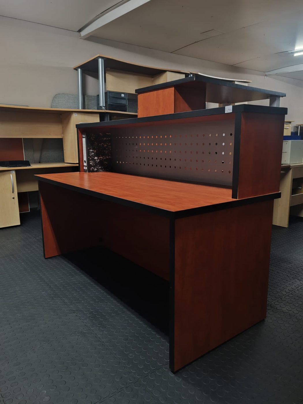 Second-hand cherry reception counter with screen riser