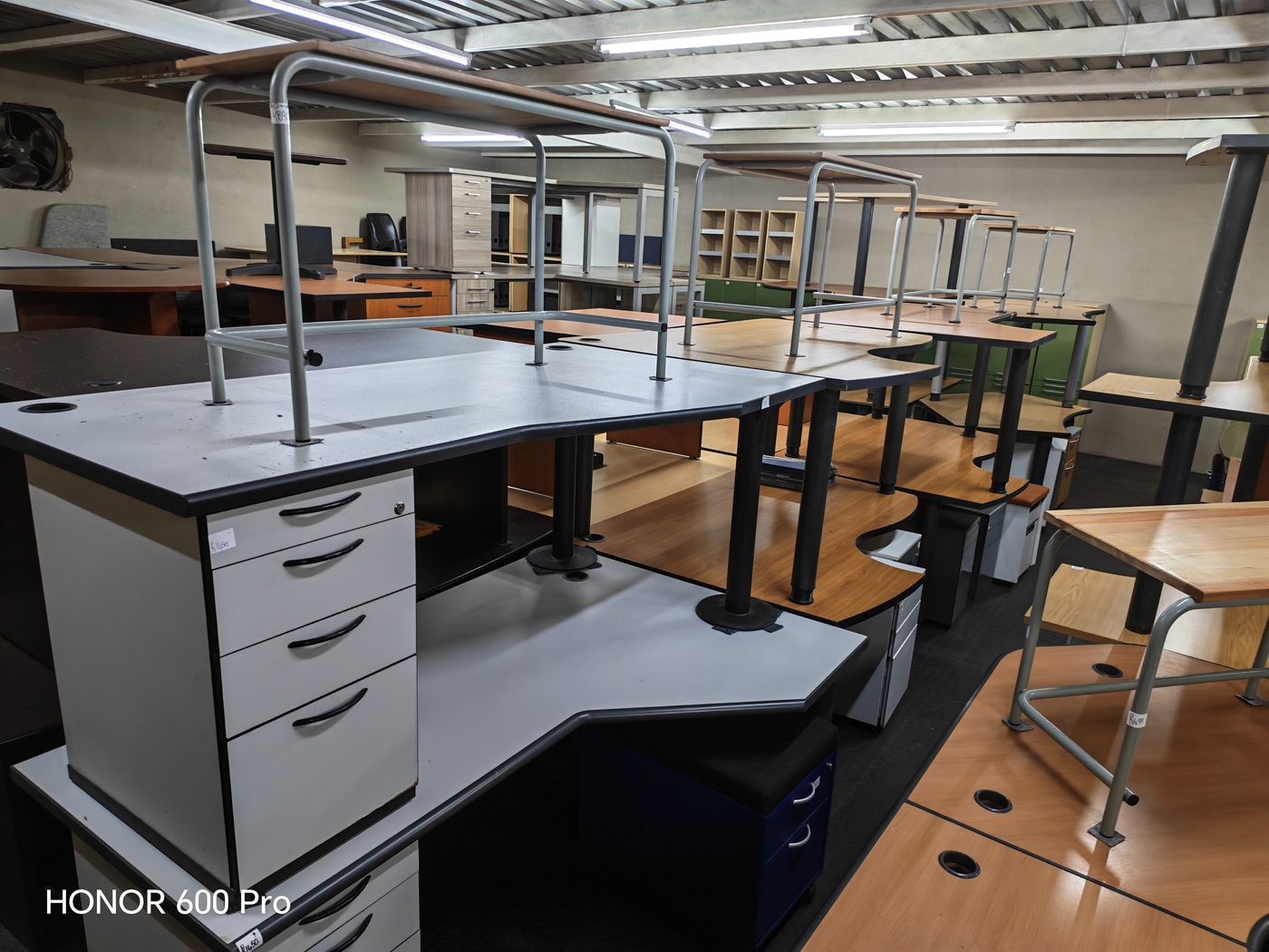Second-hand corner desks — floor stock