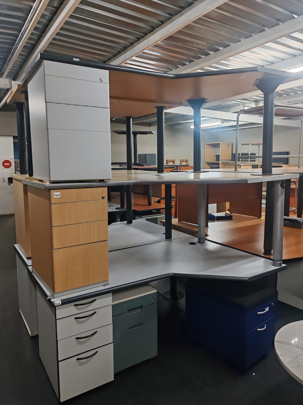 Second-hand corner desks with mobile pedestals