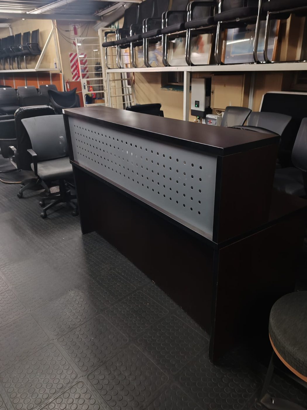 Second-hand dark reception counter with steel screen
