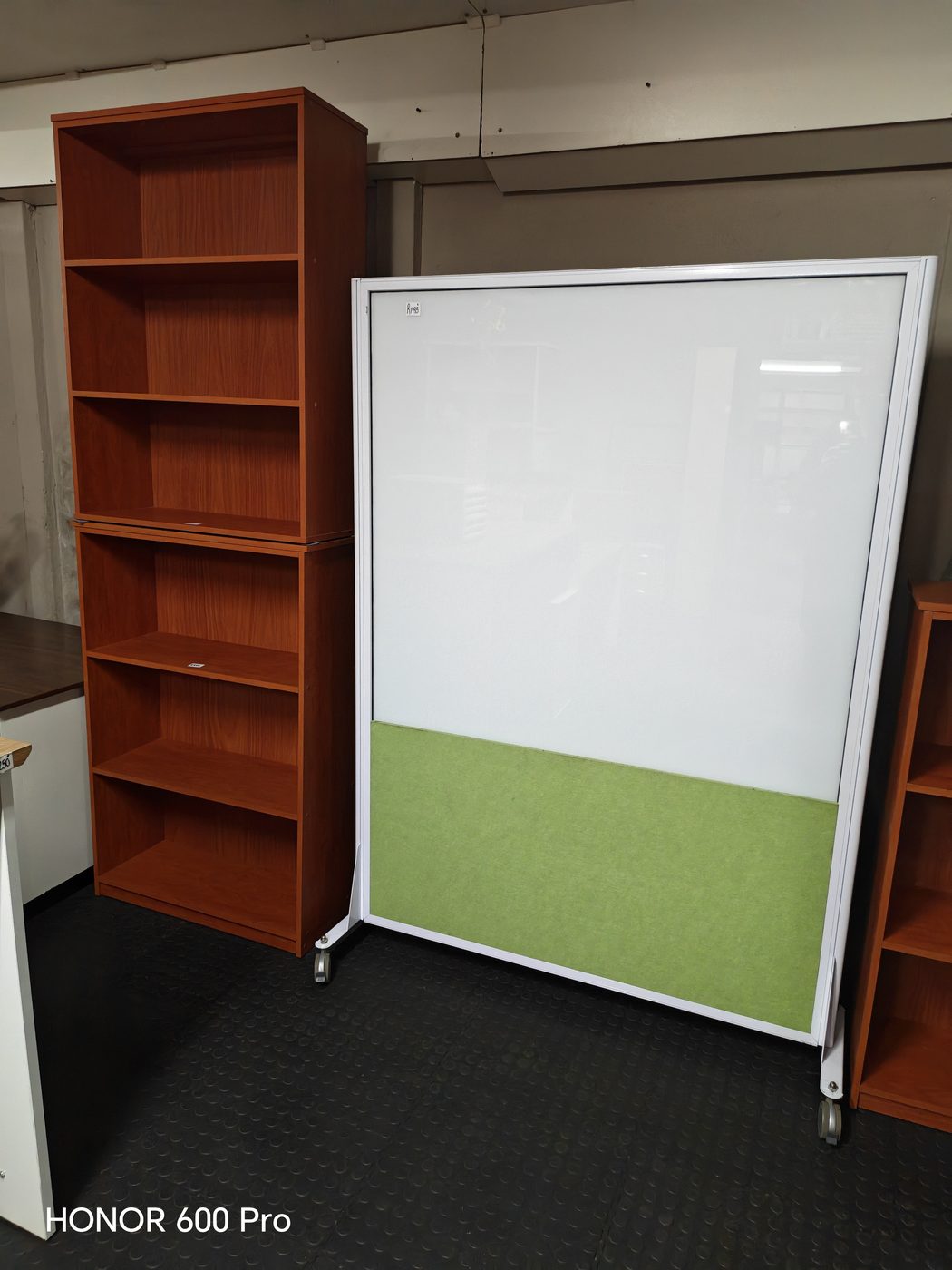 Second-hand mobile glass whiteboard divider