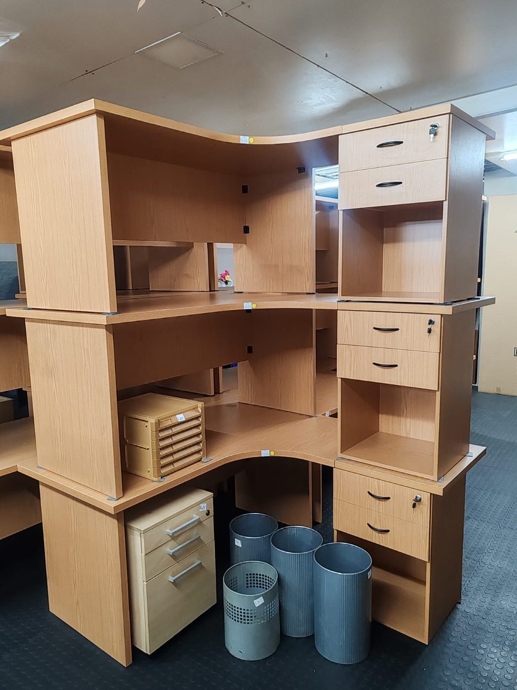 Second-hand oak workstation cluster with hutches and pedestals