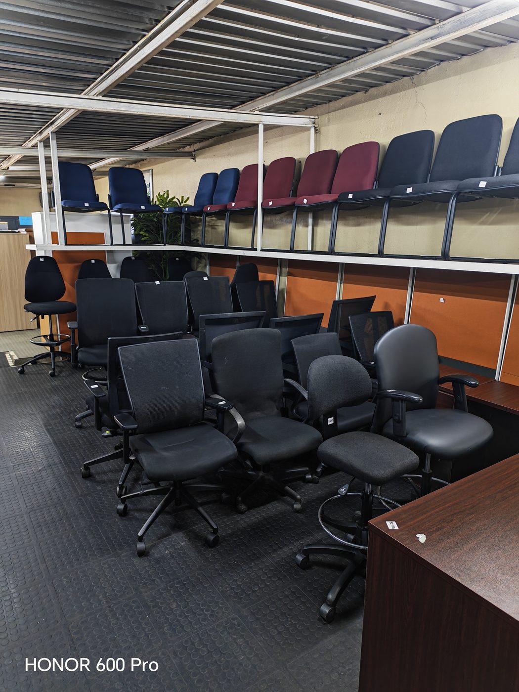 Second-hand office chairs — mixed stock