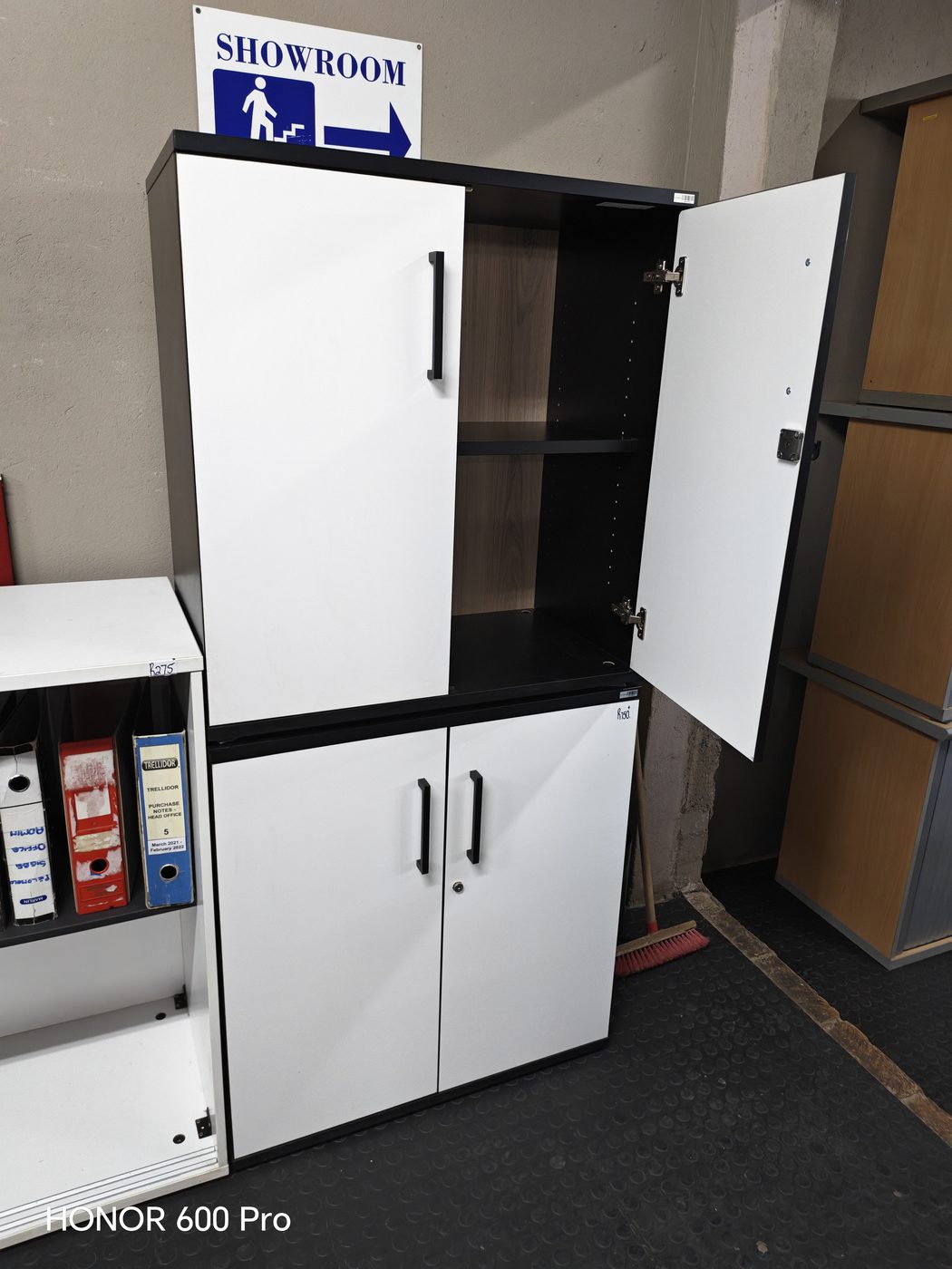 Second-hand white two-door cabinets